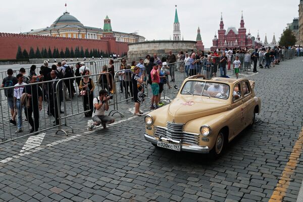 Экипаж на автомобиле «Победа» ГАЗ-М-20Б в гонке ГУМ-авторалли Gorkyclassic - 2018 на Красной площади в Москве Экипаж на автомобиле «Победа» ГАЗ-М-20Б в гонке ГУМ-авторалли Gorkyclassic - 2018 на Красной площади в Москве