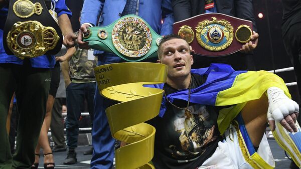 Александр Усик после победы в финальном бою Всемирной боксерской суперсерии против Мурата Гассиева