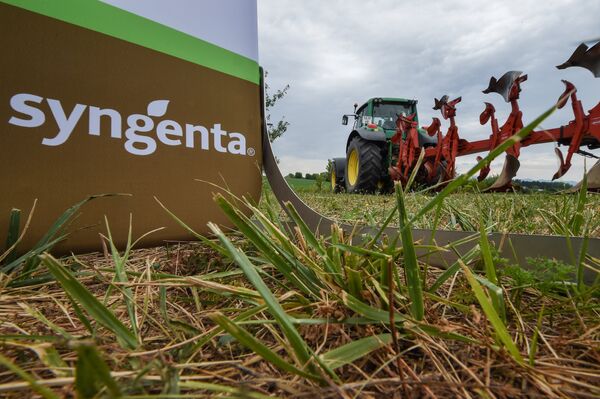 Логотип швейцарской компании Syngenta на поле в Геспицене, Франция Логотип швейцарской компании Syngenta на поле в Геспицене, Франция