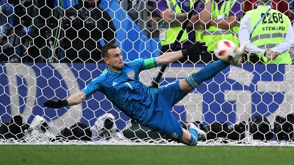 Вратарь Игорь Акинфеев (Россия) отбивает мяч в матче 1/8 финала чемпионата мира по футболу между сборными Испании и России Вратарь Игорь Акинфеев (Россия) отбивает мяч в матче 1/8 финала чемпионата мира по футболу между сборными Испании и России