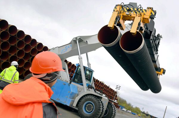 Трубы для строительства газопровода Северный поток 2 недалеко от порта Мукран, Германия Трубы для строительства газопровода Северный поток 2 недалеко от порта Мукран, Германия