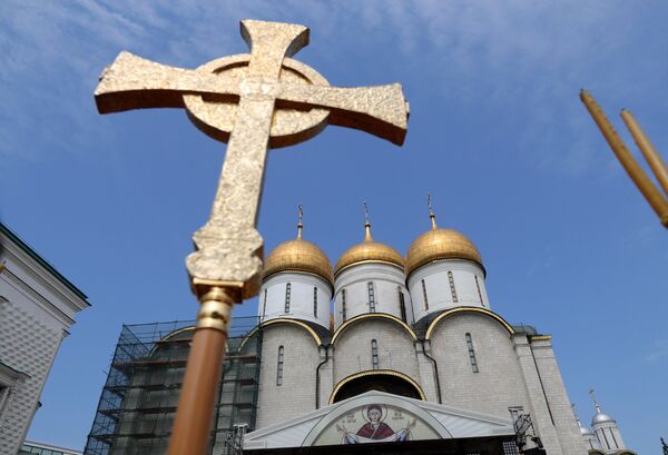Крест во время литургии под открытым небом на Соборной площади Московского Кремля в День празднования 1030-летия Крещения Руси Крест во время литургии под открытым небом на Соборной площади Московского Кремля в День празднования 1030-летия Крещения Руси