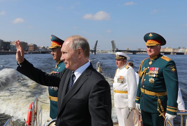 Президент РФ Владимир Путин приветствует участников Главного военно-морского парада в Санкт-Петербурге. 29 июля 2018 Президент РФ Владимир Путин приветствует участников Главного военно-морского парада в Санкт-Петербурге. 29 июля 2018