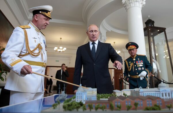 Президент РФ Владимир Путин во время посещения Нахимовского военно-морского училища в рамках празднования Дня ВМФ России в Санкт-Петербурге. 29 июля 2018 Президент РФ Владимир Путин во время посещения Нахимовского военно-морского училища в рамках празднования Дня ВМФ России в Санкт-Петербурге. 29 июля 2018