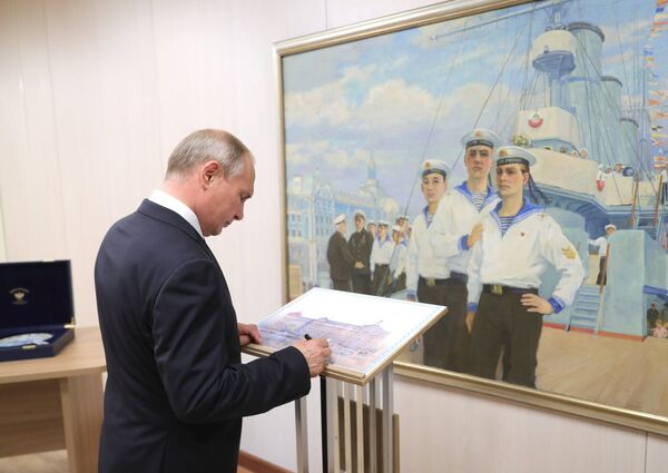 Президент РФ Владимир Путин оставляет памятную запись во время посещения Нахимовского военно-морского училища в рамках празднования Дня ВМФ России в Санкт-Петербурге. 29 июля 2018 Президент РФ Владимир Путин оставляет памятную запись во время посещения Нахимовского военно-морского училища в рамках празднования Дня ВМФ России в Санкт-Петербурге. 29 июля 2018