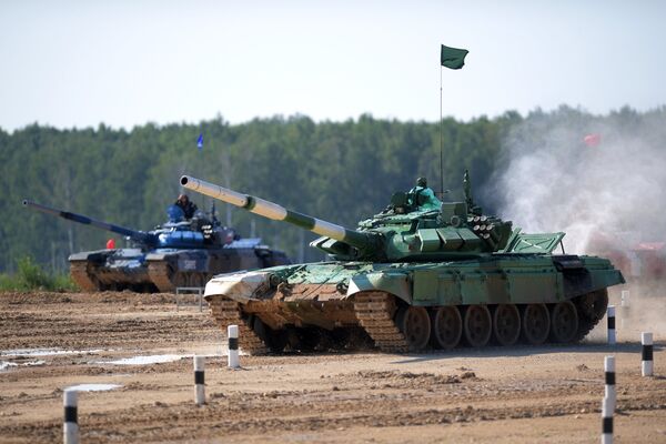 Танки команды армии Ирана (на первом плане) и России в индивидуальной гонке международных соревнований Танковый биатлон — 2018 на подмосковном полигоне Алабино Танки команды армии Ирана (на первом плане) и России в индивидуальной гонке международных соревнований Танковый биатлон — 2018 на подмосковном полигоне Алабино