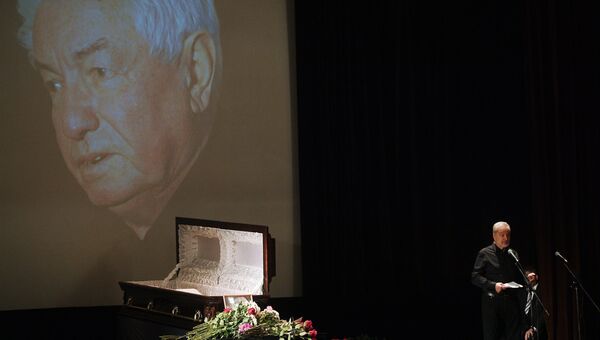 На церемонии прощания с писателем Владимиром Войновичем в Центральном Доме литераторов в Москве. 30 июля 2018 На церемонии прощания с писателем Владимиром Войновичем в Центральном Доме литераторов в Москве. 30 июля 2018