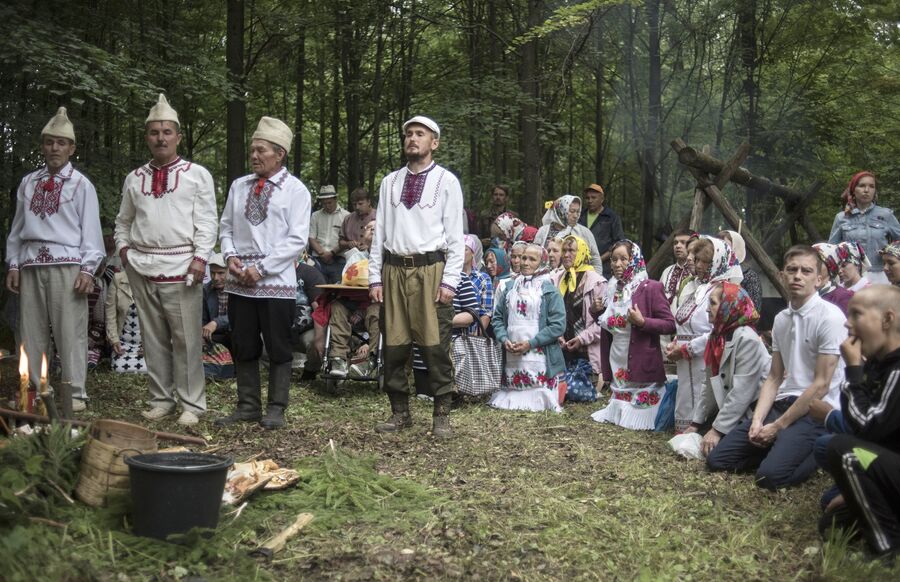 Жители села Шоруньжа во время молитвы очищения у священного дерева (онапу) на празднике Сярем Жители села Шоруньжа во время молитвы очищения у священного дерева (онапу) на празднике Сярем