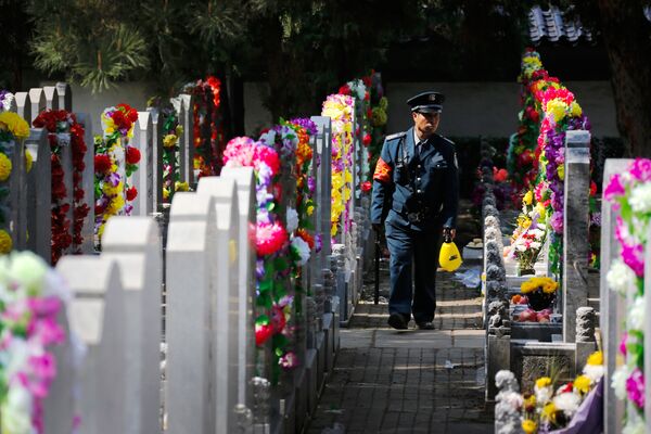 Сотрудник службы охраны на кладбище в Китае Сотрудник службы охраны на кладбище в Китае
