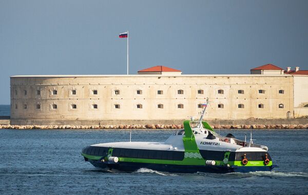 Скоростное морское пассажирское судно на подводных крыльях «Комета 120М» выполняет первый рейс по маршруту между Севастополем и Ялтой. На втором плане: Севастопольская крепость Скоростное морское пассажирское судно на подводных крыльях «Комета 120М» выполняет первый рейс по маршруту между Севастополем и Ялтой. На втором плане: Севастопольская крепость