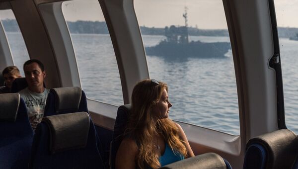 Пассажиры на борту скоростного морского судна на подводных крыльях «Комета 120М» во время его первого рейса по маршруту между Севастополем и Ялтой Пассажиры на борту скоростного морского судна на подводных крыльях «Комета 120М» во время его первого рейса по маршруту между Севастополем и Ялтой