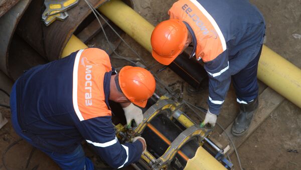 Рабочие Мосгаза укладывают новый газопровод Рабочие Мосгаза укладывают новый газопровод