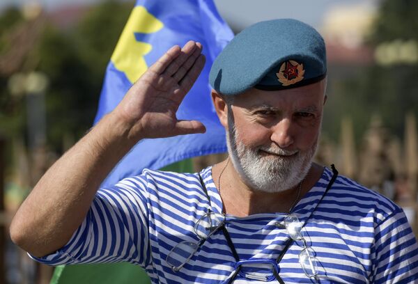 Служащий Воздушно-десантных войск на Дворцовой площади в Санкт-Петербурге Служащий Воздушно-десантных войск на Дворцовой площади в Санкт-Петербурге