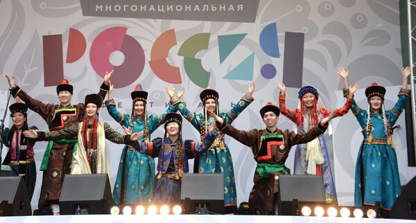 Участники Московского творческого коллектива танца Буин хан во время концерта на фестивале Многонациональная Россия в Москве Участники Московского творческого коллектива танца Буин хан во время концерта на фестивале Многонациональная Россия в Москве