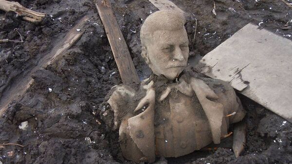 Разрушенный памятник Иосифу Виссарионовичу Сталину, поднятый со дна пруда в городе Куса Челябинской области Разрушенный памятник Иосифу Виссарионовичу Сталину, поднятый со дна пруда в городе Куса Челябинской области