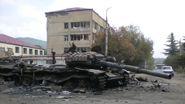 Разбитая боевая техника в городе Цхинвали, подвергшемся нападению грузинских войск. 11 августа 2008 года Разбитая боевая техника в городе Цхинвали, подвергшемся нападению грузинских войск. 11 августа 2008 года