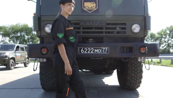 Грозные автоледи: крутые виражи на КамАЗах от девушек-военнослужащих Грозные автоледи: крутые виражи на КамАЗах от девушек-военнослужащих