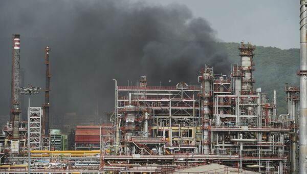 Пожар на нефтеперерабатывающем заводе компании Bharat Petroleum в Мумбаи, Индия. 8 августа 2018 Пожар на нефтеперерабатывающем заводе компании Bharat Petroleum в Мумбаи, Индия. 8 августа 2018