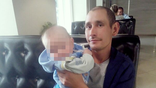 Дмитрий Тарабаев с грудным мальчиком Дмитрий Тарабаев с грудным мальчиком