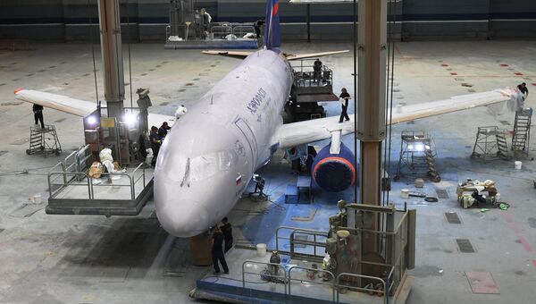 Процесс покраски самолета Sukhoi Superjet 100 Процесс покраски самолета Sukhoi Superjet 100