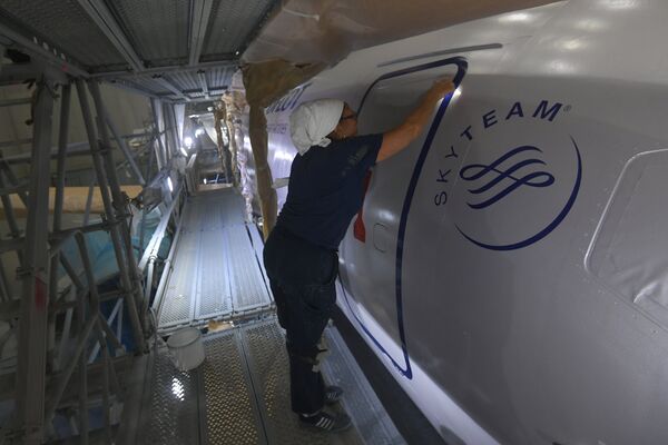 Процесс покраски самолета Sukhoi Superjet 100 Процесс покраски самолета Sukhoi Superjet 100