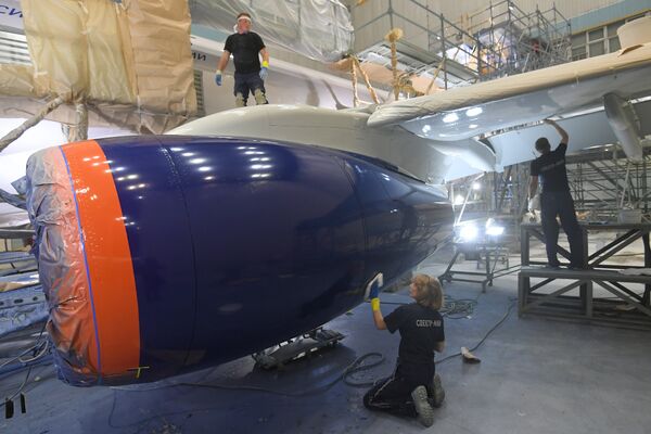 Процесс покраски самолета Sukhoi Superjet 100 Процесс покраски самолета Sukhoi Superjet 100