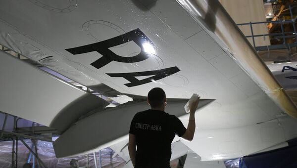 Процесс покраски самолета Sukhoi Superjet 100 Процесс покраски самолета Sukhoi Superjet 100