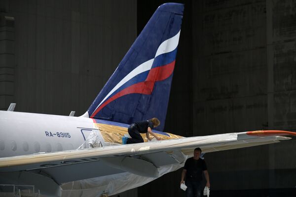 Процесс покраски самолета Sukhoi Superjet 100 Процесс покраски самолета Sukhoi Superjet 100