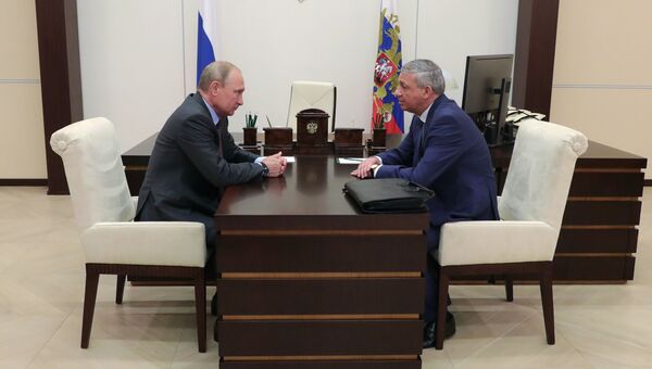 Президент РФ Владимир Путин и глава Республики Северная Осетия - Алания Вячеслав Битаров во время встречи. 9 августа 2018 Президент РФ Владимир Путин и глава Республики Северная Осетия - Алания Вячеслав Битаров во время встречи. 9 августа 2018