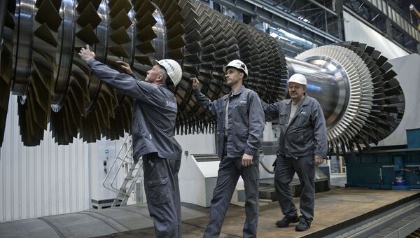 Рабочие ООО Сименс технологии газовых турбин осматривают ротор с лопатками в цехе по восстановлению лопаток газовых турбин Рабочие ООО Сименс технологии газовых турбин осматривают ротор с лопатками в цехе по восстановлению лопаток газовых турбин
