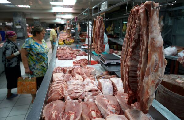 Покупатели у прилавка с мясом на Центральном колхозном рынке в Краснодаре Покупатели у прилавка с мясом на Центральном колхозном рынке в Краснодаре