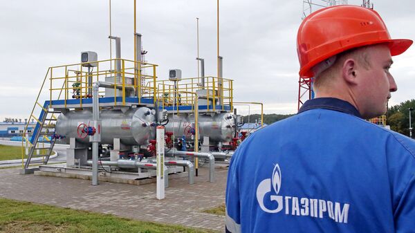Рабочий на территории хранилища газа Рабочий на территории хранилища газа