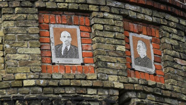 Мозаичные портреты Ленина и Сталина на водонапорной башне в городе Новгород-Северский Мозаичные портреты Ленина и Сталина на водонапорной башне в городе Новгород-Северский