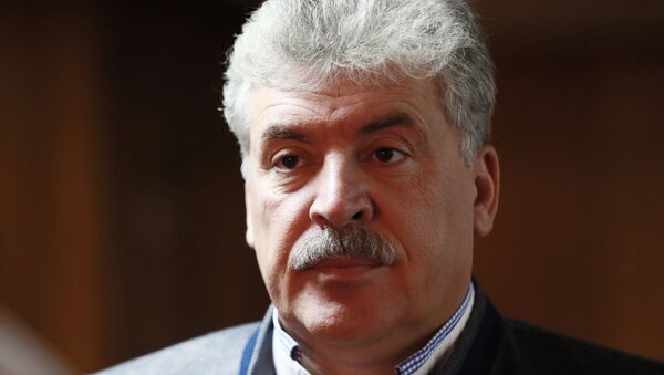 Директор ЗАО Совхоз имени Ленина Павел Грудинин перед началом пресс-конференции кандидата в мэры Москвы от КПРФ Вадима Кумина. 14 августа 2018 Директор ЗАО Совхоз имени Ленина Павел Грудинин перед началом пресс-конференции кандидата в мэры Москвы от КПРФ Вадима Кумина. 14 августа 2018