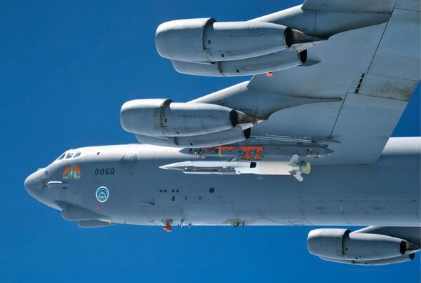 Самолет ВВС США B-52 Stratofortress с крылатой ракетой X-51A Самолет ВВС США B-52 Stratofortress с крылатой ракетой X-51A