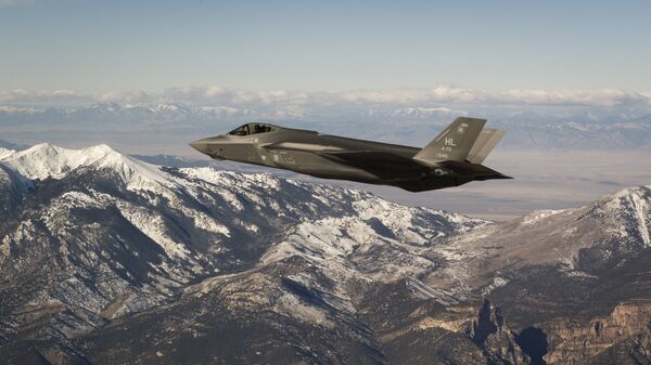 Американский истребитель-бомбардировщик пятого поколения F-35 Lightning II Американский истребитель-бомбардировщик пятого поколения F-35 Lightning II