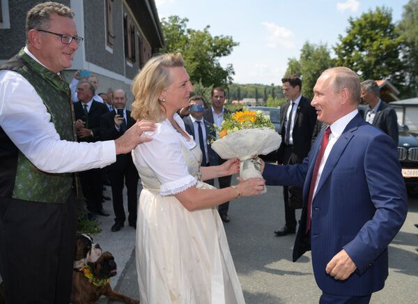 Президент РФ Владимир Путин дарит цветы министру иностранных дел Австрии Карин Кнайсль на ее свадьбе с финансистом Вольфгангом Майлингером Президент РФ Владимир Путин дарит цветы министру иностранных дел Австрии Карин Кнайсль на ее свадьбе с финансистом Вольфгангом Майлингером