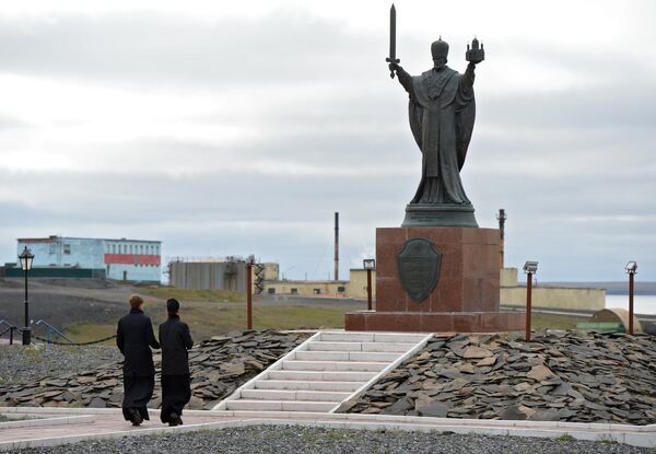 Священники у монумента Создателям ядерного щита России в поселке Белушья Губа на архипелаге Новая Земля Священники у монумента Создателям ядерного щита России в поселке Белушья Губа на архипелаге Новая Земля