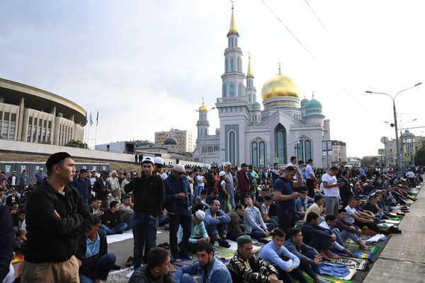 Верующие на богослужении в честь праздника Курбан-Байрам у Московской соборной мечети Верующие на богослужении в честь праздника Курбан-Байрам у Московской соборной мечети