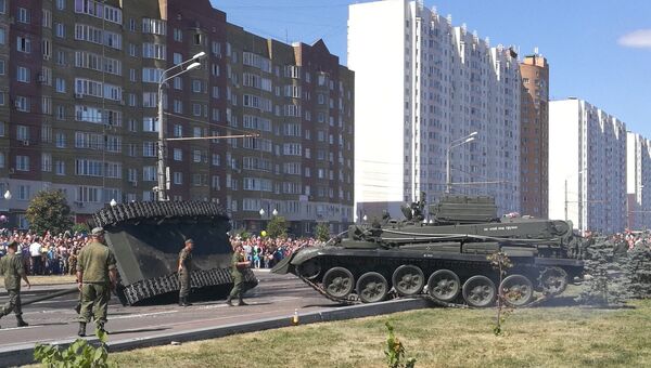Инцидент с участием танка Т-34 после военного парада в Курске. 23 августа 2018 Инцидент с участием танка Т-34 после военного парада в Курске. 23 августа 2018