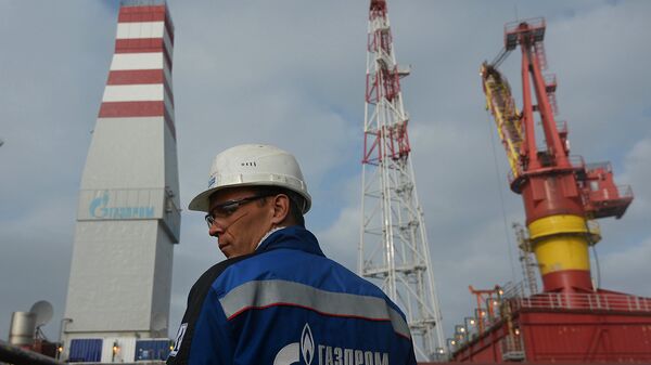 Сотрудник ледостойкой нефтяной платформы Приразломная. Архивное фото Сотрудник ледостойкой нефтяной платформы Приразломная. Архивное фото