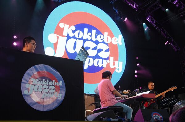 Участники китайской группы Sedar Band выступают на 16-м международном музыкальном фестивале Koktebel Jazz Party Участники китайской группы Sedar Band выступают на 16-м международном музыкальном фестивале Koktebel Jazz Party