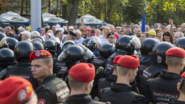 Сотрудники правоохранительных органов и участники акции протеста, требующие отставки правительства в Кишиневе Сотрудники правоохранительных органов и участники акции протеста, требующие отставки правительства в Кишиневе