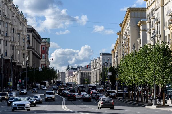 Автомобильное движение на Тверской улице в Москве Автомобильное движение на Тверской улице в Москве