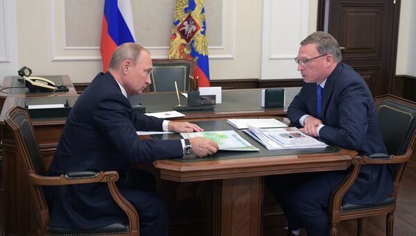 Президент РФ Владимир Путин и временно исполняющий обязанности губернатора Омской области Александр Бурков Президент РФ Владимир Путин и временно исполняющий обязанности губернатора Омской области Александр Бурков