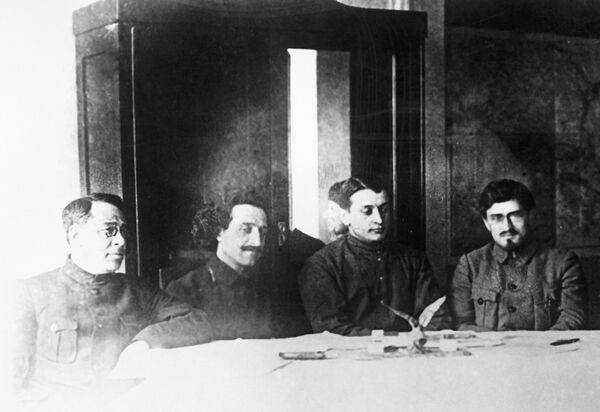 Слева направо: С.И. Гусев, Г.К. Орджоникидзе, М.Н. Тухачевский и Е.А. Трофимов Слева направо: С.И. Гусев, Г.К. Орджоникидзе, М.Н. Тухачевский и Е.А. Трофимов