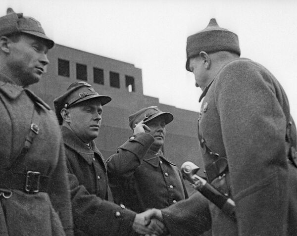 Михаил Тухачевский приветствует военных атташе на Красной площади. 1935 г. Михаил Тухачевский приветствует военных атташе на Красной площади. 1935 г.