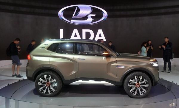 Посетители фотографируют новый автомобиль LADA 4x4 Vision на Московском международном автомобильном салоне 2018 Посетители фотографируют новый автомобиль LADA 4x4 Vision на Московском международном автомобильном салоне 2018