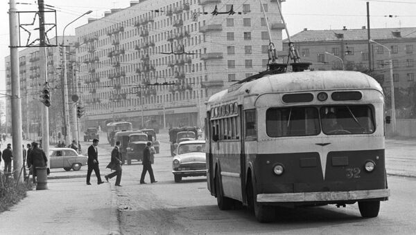 Троллейбус на улице Декабристов. Татарская АССР Троллейбус на улице Декабристов. Татарская АССР