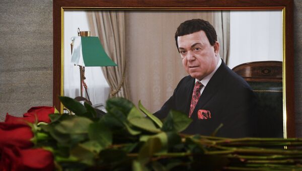 Цветы в память об Иосифе Кобзоне в здании Государственной Думы РФ в Москве Цветы в память об Иосифе Кобзоне в здании Государственной Думы РФ в Москве